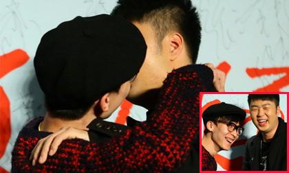 Cặp sao nam hôn nhau đắm đuối trong buổi ra mắt phim