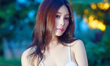 Liễu Nham khoe da trắng ngần không tỳ vết