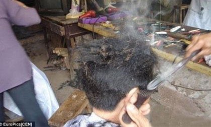 Cắt tóc bằng cách sử dụng kẹp sắt nung nóng