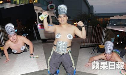 Nam thanh niên lột áo, lăn lê làm trò hề trước toà nhà TVB