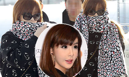 Park Bom trùm kín mít vì bị "soi" mặt "biến dạng" quá nhiều