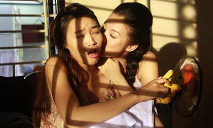 Trương Nhi “cưỡng hôn” đồng giới Ninh Dương Lan Ngọc