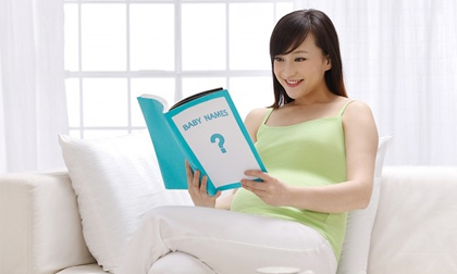 Lưu ý cực quan trọng khi bà bầu tắm, ngủ và xách đồ