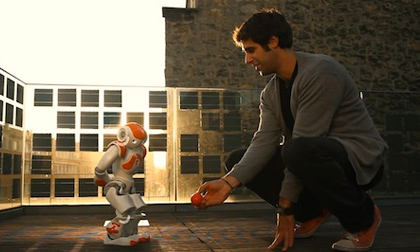 Ấn tượng với chú robot nói được... 16 thứ tiếng