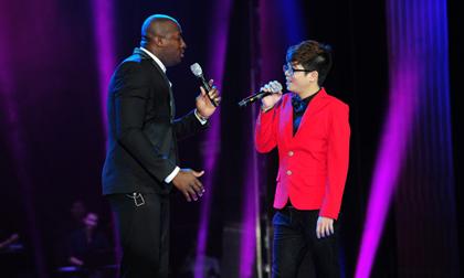 Bùi Anh Tuấn "bùng nổ" cùng Quán quân The Voice Mỹ