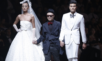 Đỗ Mạnh Cường diễn lại BST thu - đông tại tòa nhà cao nhất thủ đô