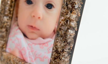 Cha mẹ đặt làm khung ảnh bằng nhau thai của con để kỷ niệm