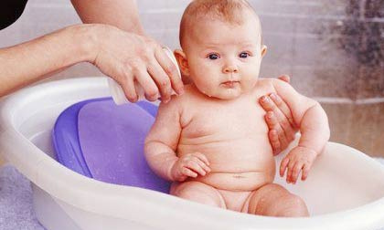 Bé đang bị ho, sổ mũi, đi ngoài nhiều lần, có nên tắm?