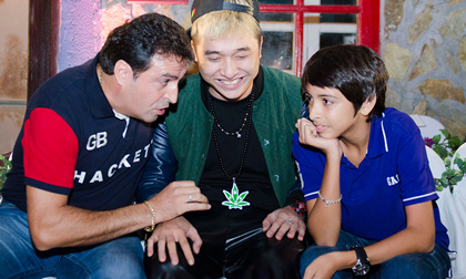 Yanbi tíu tít bên bố và em trai Andrea ngay sau "tin đồn bạo lực"