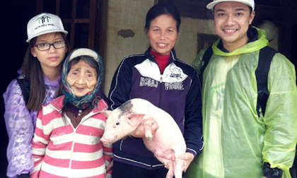 Nhóm "Từ Thiện Thật" tặng lợn giống cho dân lũ miền Trung