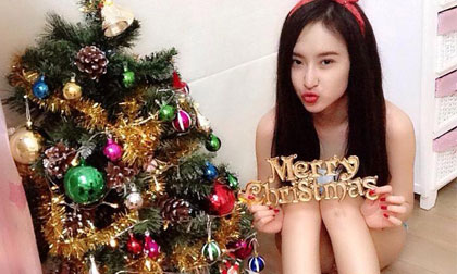 Angela Phương Trinh mặc quần siêu ngắn ngồi trang trí nhà