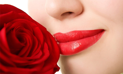 Môi đỏ thắm 'đánh tan' ngày đông lạnh