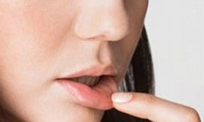 Làm gì khi bị loét miệng?