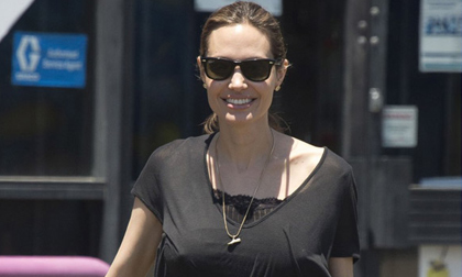 Angelina bị biến chứng sau cắt bỏ ngực