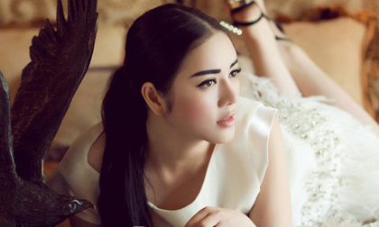 Lý Nhã Kỳ khoe da trắng ngần