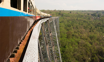 Đi qua cây cầu "rợn tóc gáy" của Myanmar