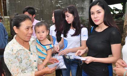 Hoa hậu Victoria Phương Nguyễn giản dị về thăm bà con vùng lũ