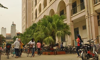 Nữ sinh ĐH Thương Mại rơi từ tầng 4 xuống đất