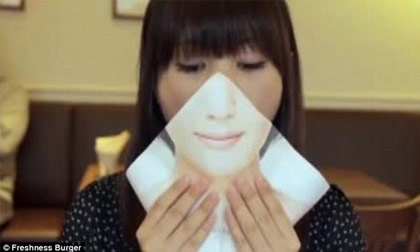 Khăn giấy che miệng giúp phụ nữ thoải mái ăn uống tại nhà hàng