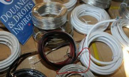 Cảnh giác khi thấy tiền rơi trên đường quốc lộ