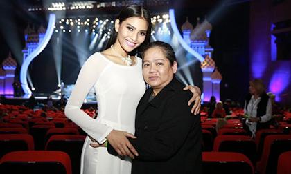 Tổng duyệt HHHV: Trương Thị May diện áo dài trắng tinh khôi bên cạnh mẹ