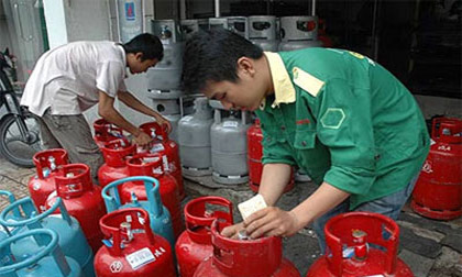 Cú sốc đầu tháng, gas tăng 80.000 đồng/bình 12 kg