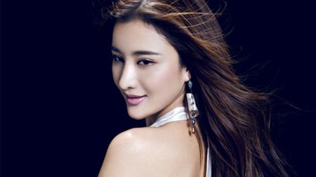 Trương Hồng khoe lưng trần trắng nõn