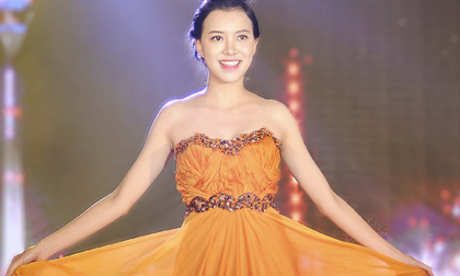 Mẫu trẻ Venus tỏa sáng với áo dài trên sàn catwalk