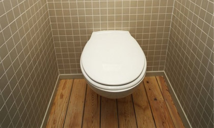 Người phụ nữ bị dính chặt vào bồn cầu