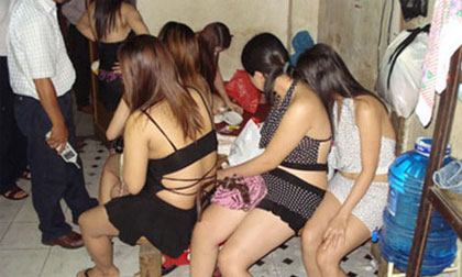 Chủ tịch xã bỏ nhiệm sở vì mê gái