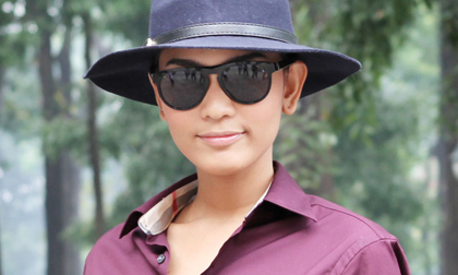 Trương Thị May đội mũ cao bồi, đeo kính đen đi làm từ thiện