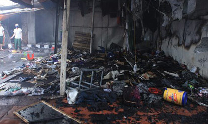 Hà Nội: Cháy chợ Xanh, tiểu thương ôm hàng bỏ chạy