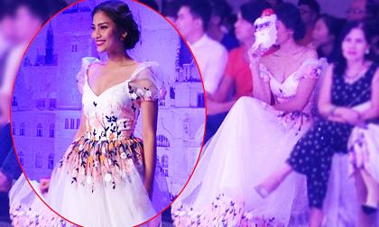 Trương Thị May đeo mặt nạ ông già tuyết, bất ngờ tái xuất sàn diễn