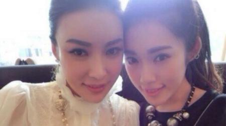 Ngỡ ngàng những bà mẹ trẻ như con gái