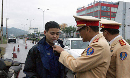 Tết sẽ đưa vào dùng máy “ngửi mùi” ngăn lái xe uống rượu bia