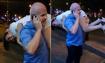 Fan "tròn mắt" với ảnh chồng Tây vác Thu Minh trên phố