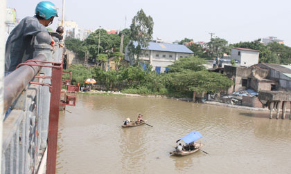 Hai cô gái bất ngờ nhảy cầu tự tử