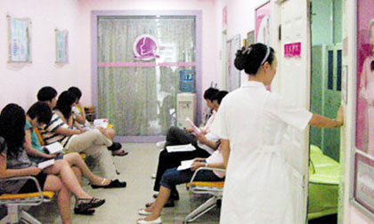 Học sinh được giảm giá khi... phá thai