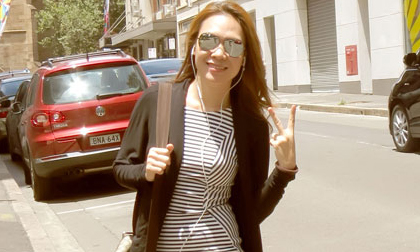 Mỹ Tâm trẻ trung dạo chơi trên đường phố nước ngoài