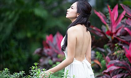 Diễn viên Phương Ngân buông vai trần quyến rũ