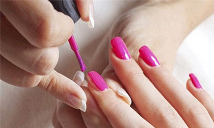 Hậu quả đáng sợ khi sơn móng tay