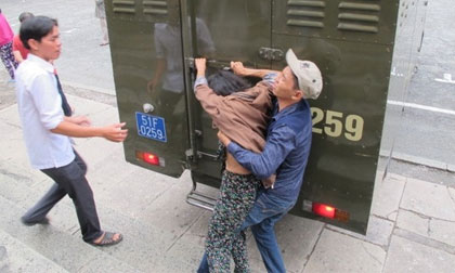 Vụ chặt tay cướp SH: Làm loạn chốn công đường cần xử lý