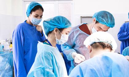 Nguyên Khang - Hương Giang khoác áo bác sĩ vào phòng mổ