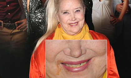 Sao nữ dính đầy thức ăn ở miệng vẫn vô tư tạo dáng