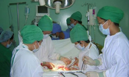 Bé bị gãy tay, chân khi mổ sinh đã qua đời