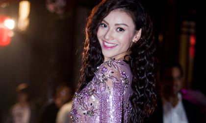 Hồng Quế mặc váy ngắn cũn giữa đêm lạnh 