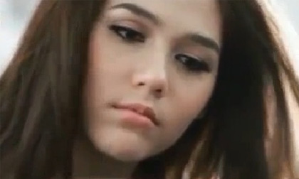 Clip chuyện tình buồn của cô gái xinh đẹp gây sốt dân mạng