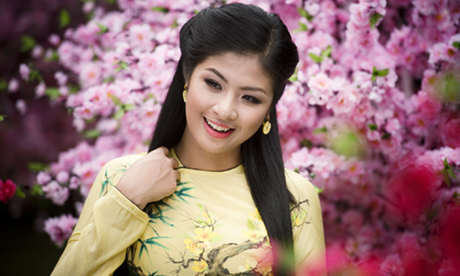 Hoa hậu Ngọc Hân đọ sắc với hoa