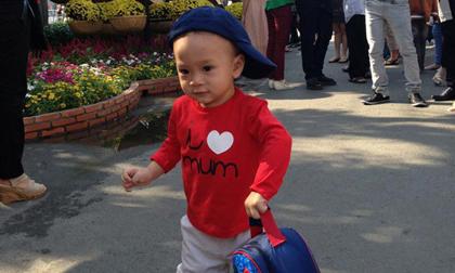 Bé Jacky đáng yêu, tung tăng xuống đường hoa du xuân