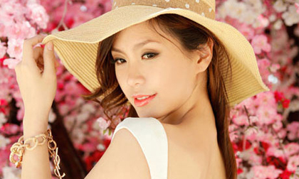 Diễm Trang khoe sắc xuân căng tràn